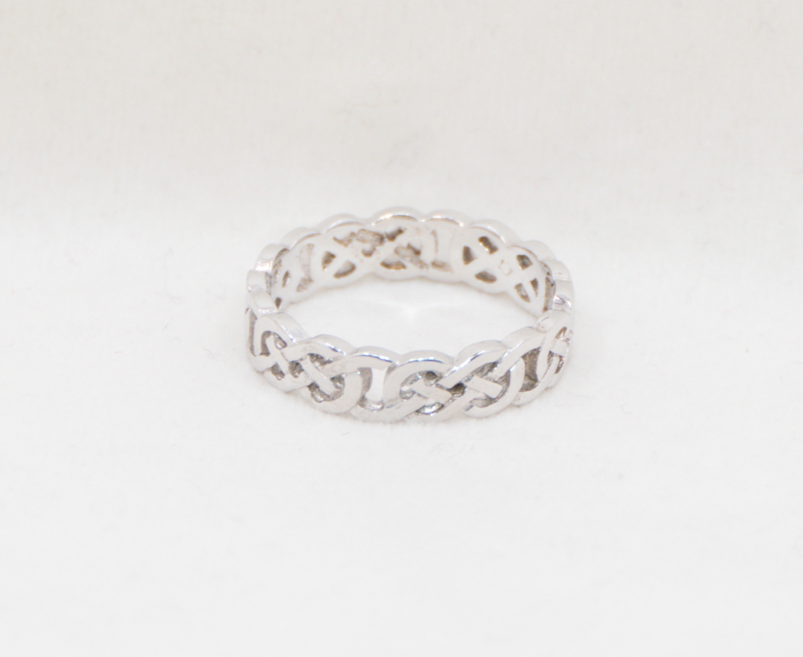 9ct_white_gold_celtic_design_ring62458497801f6-1.jpg